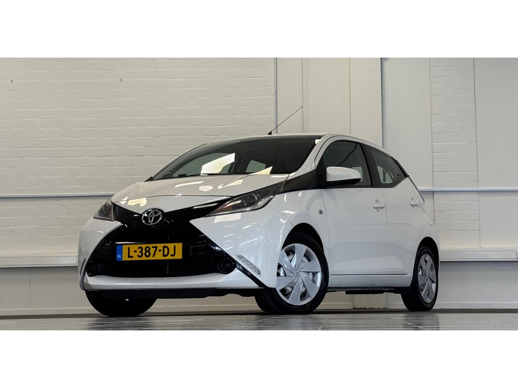 Toyota Aygo 1.0 VVT-i x-play Automaat Camera Navi Nieuwe APK Mooi! 53635648-0.jpg | van den Boog Automotive