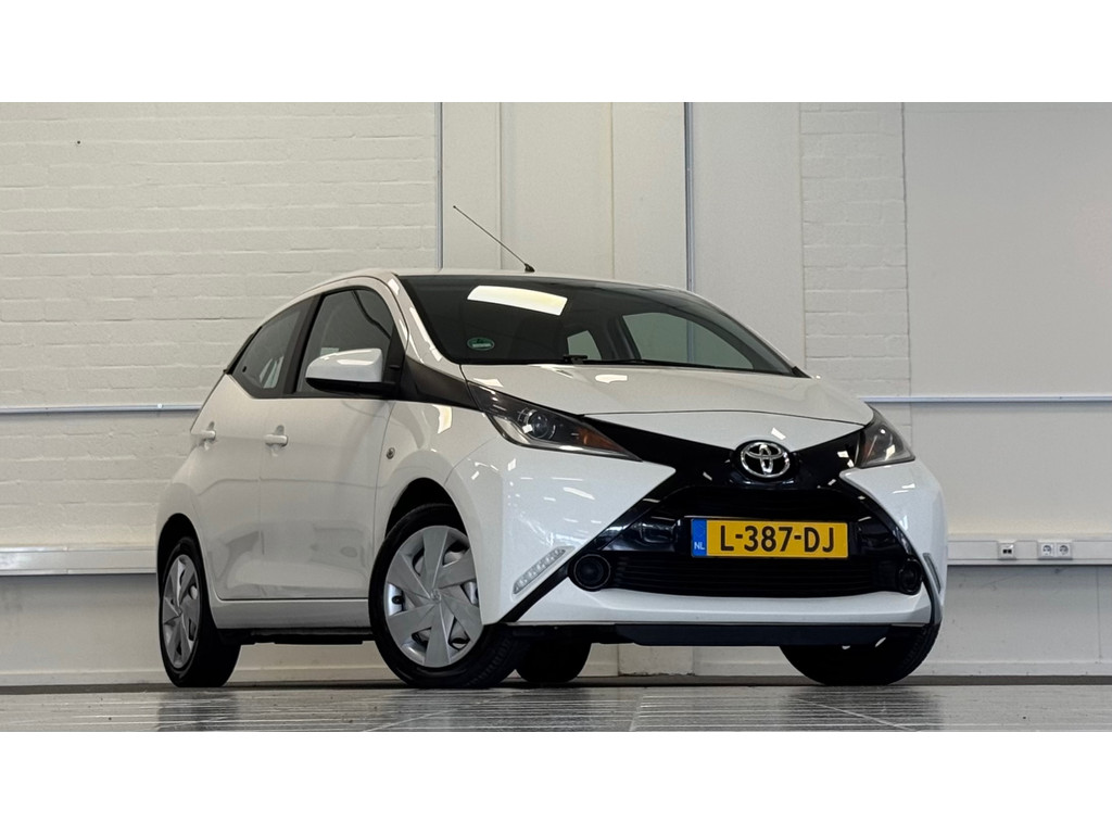 Toyota Aygo 1.0 VVT-i x-play Automaat Camera Navi Nieuwe APK Mooi! 53635648-0.jpg | van den Boog Automotive