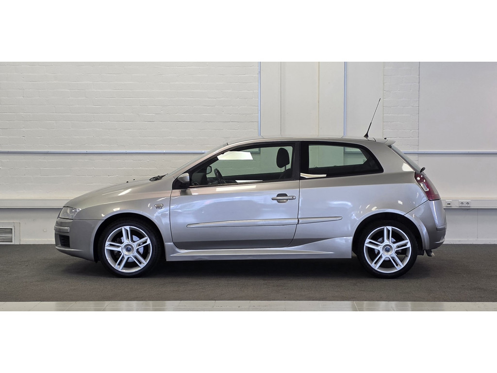 Fiat Stilo 2.4i 20V Abarth 170pk 17" LM Nieuwe APK Garantie 55095328-0.jpg | van den Boog Automotive