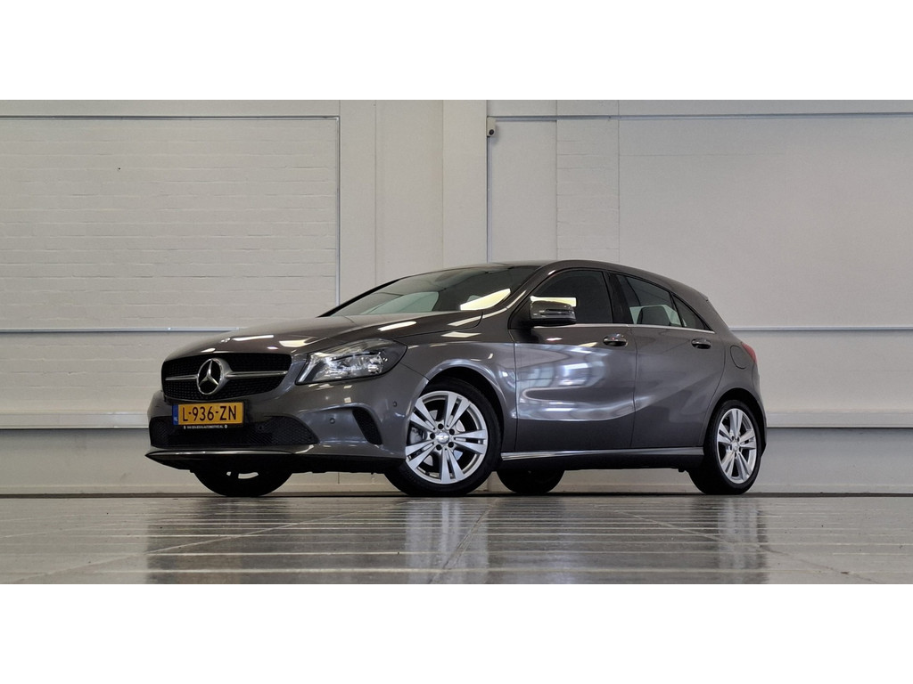 Mercedes-Benz A-Klasse 180 Ambition Leer Navi Camera LED Parkeerhulp voor & achter Mooi! 55713688-0.jpg | van den Boog Automotive