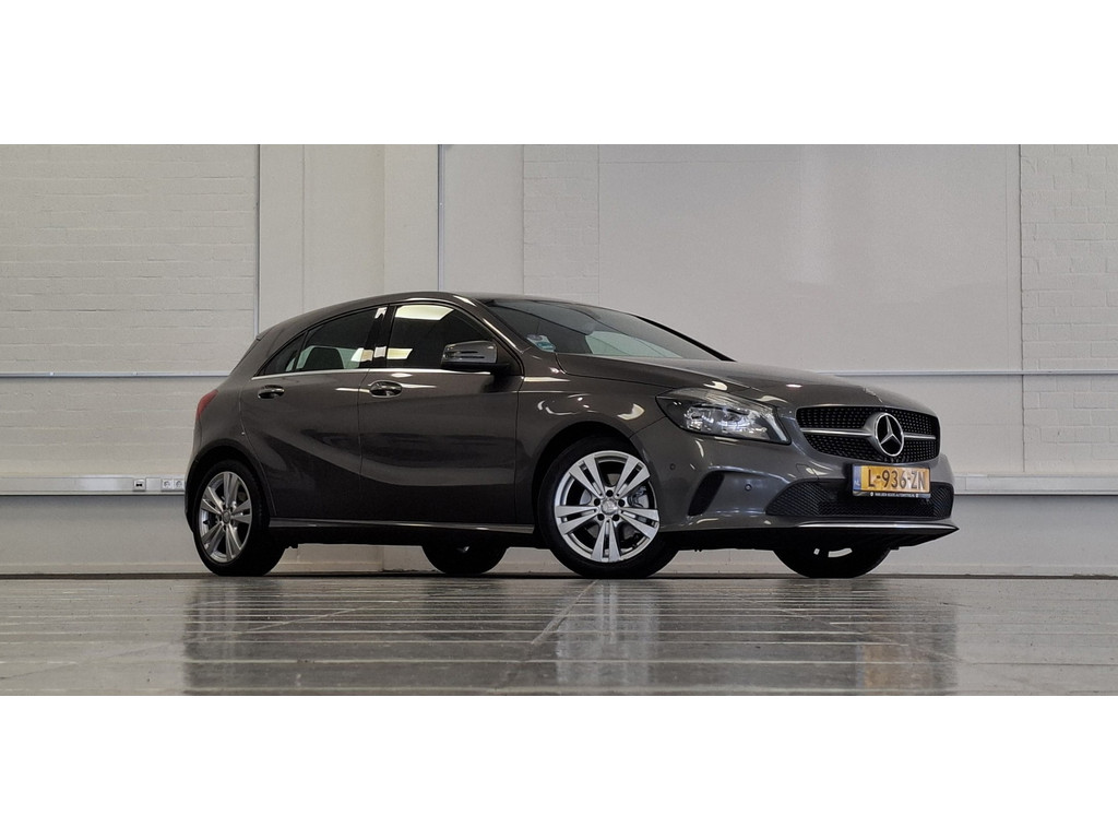 Mercedes-Benz A-Klasse 180 Ambition Leer Navi Camera LED Parkeerhulp voor & achter Mooi! 55713688-0.jpg | van den Boog Automotive